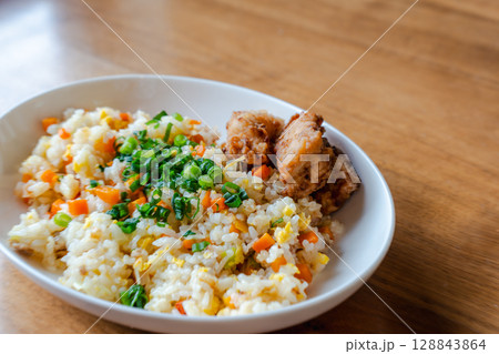 チャーハンと唐揚げの彩り昼食 チャーハンと唐揚げの彩り昼食 128843864