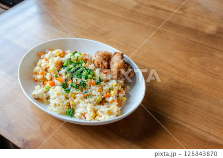 チャーハンと唐揚げの彩り昼食 チャーハンと唐揚げの彩り昼食 128843870