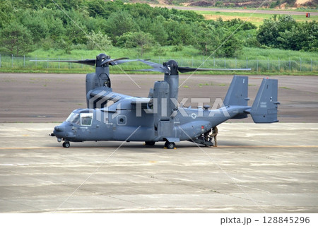 大館能代空港に予防着陸した米軍のオスプレイ 128845296