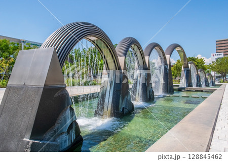 『七海の架け橋』 四日市市民公園 シンボル噴水 128845462