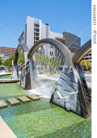 『七海の架け橋』 四日市市民公園 シンボル噴水 128845464