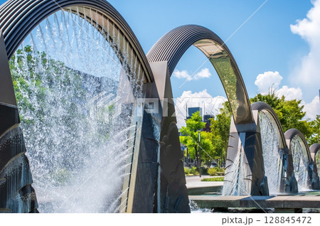 『七海の架け橋』 四日市市民公園 シンボル噴水 128845472