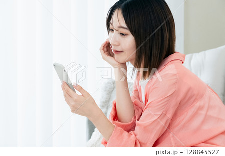 スマホを見る若い女性 128845527