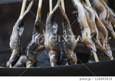 鮎を焼く様子 鮎を焼く様子 128845619