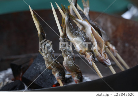 鮎を焼く様子 128845620