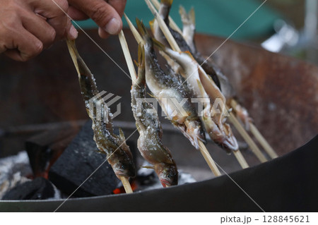 鮎を焼く様子 128845621