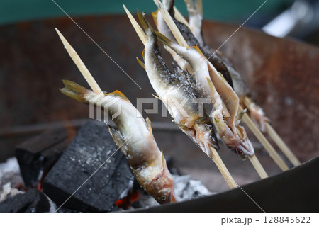 鮎を焼く様子 128845622