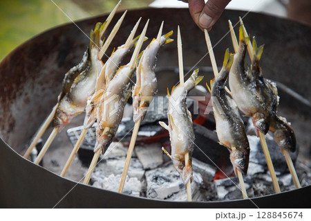 鮎を焼く様子 128845674