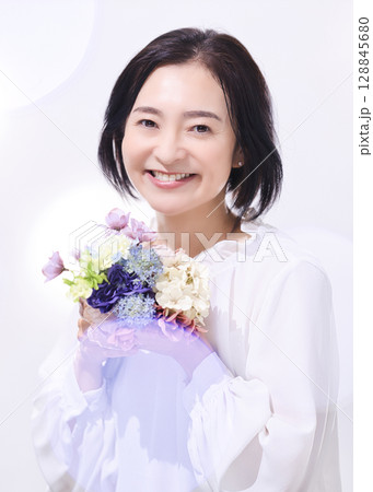 ビューティー　花束を持つミドル女性 128845680