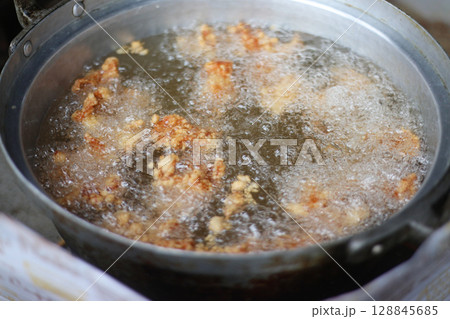 大鍋で鶏のから揚げを揚げる様子 128845685
