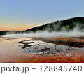 夕陽に光るグランド・プリスマティック・スプリング。イエローストーン国立公園 128845740