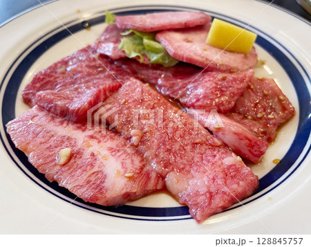 焼肉ランチの牛タン塩とカルビとロース盛り合わせ 焼肉ランチの牛タン塩とカルビとロース盛り合わせ 128845757