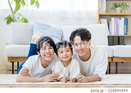 リビングでくつろぐ家族。 リビングでくつろぐ家族。 128845854