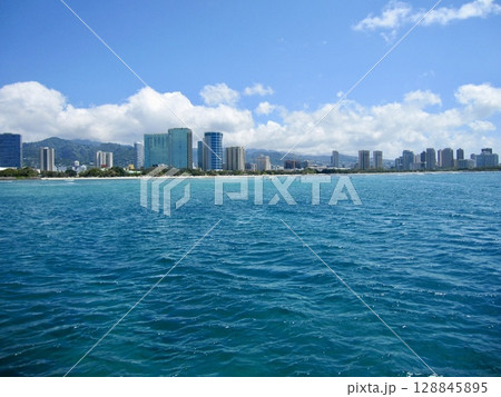 ハワイオワフ島 ワイキキ沖の船上から見えるワイキキの全景 自然・癒し・旅行のテーマ演出 ハワイオワフ島 ワイキキ沖の船上から見えるワイキキの全景 自然・癒し・旅行のテーマ演出 128845895