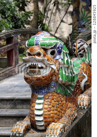 ベトナムダナンの五行山 128845925