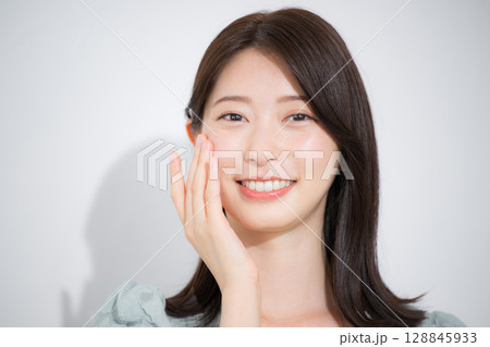 笑顔で喜ぶ若い女性 美容やビューティーイメージ 笑顔で喜ぶ若い女性 美容やビューティーイメージ 128845933