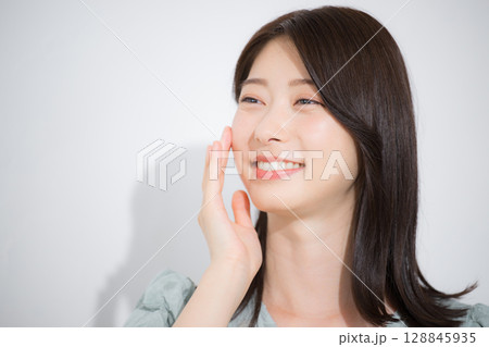 笑顔で喜ぶ若い女性 美容やビューティーイメージ 笑顔で喜ぶ若い女性 美容やビューティーイメージ 128845935