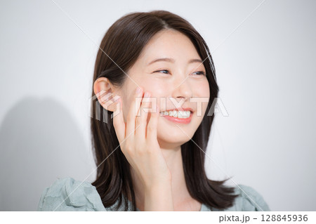笑顔で喜ぶ若い女性 美容やビューティーイメージのクローズアップ お肌モチモチ 笑顔で喜ぶ若い女性 美容やビューティーイメージのクローズアップ お肌モチモチ 128845936