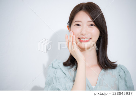 笑顔で喜ぶ若い女性 美容やビューティーイメージのクローズアップ お肌モチモチ 笑顔で喜ぶ若い女性 美容やビューティーイメージのクローズアップ お肌モチモチ 128845937