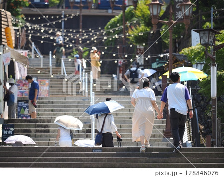 夏の伊香保温泉　石段街の風景 128846076