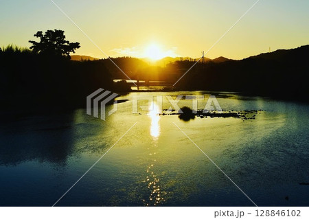 水面に写る夏の朝日 128846102