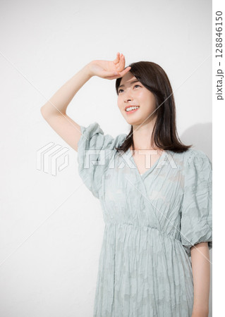 夏の太陽の日差し眩しい半袖の女性の日焼け防止イメージ 春夏の紫外線対策などに 夏の太陽の日差し眩しい半袖の女性の日焼け防止イメージ 春夏の紫外線対策などに 128846150