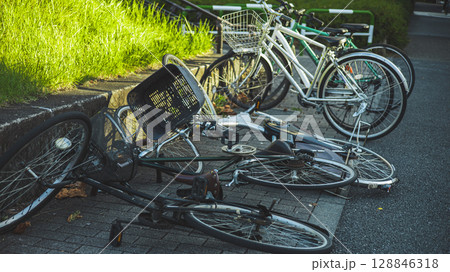 横転した自転車 駐輪場 強風 横転した自転車 駐輪場 強風 128846318