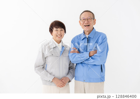 作業着を着た男女 128846400