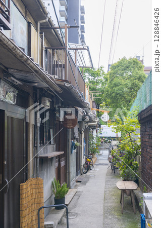 大阪市日本橋にある黒門市場の路地にある長屋 大阪市日本橋にある黒門市場の路地にある長屋 128846426