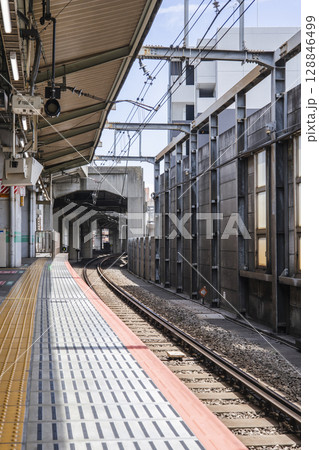 赤羽駅　駅ホームから見た線路の風景　埼京線　　 128846499
