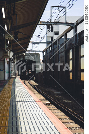 赤羽駅　駅ホームから見た線路の風景　埼京線　　 128846500