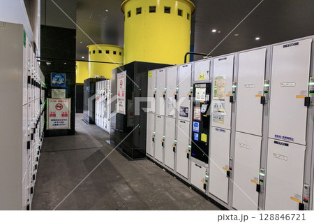 京都駅ホームに設置されているコインロッカー 128846721