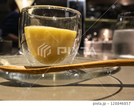スタイリッシュな器に注がれたコーンポタージュ スタイリッシュな器に注がれたコーンポタージュ 128846857