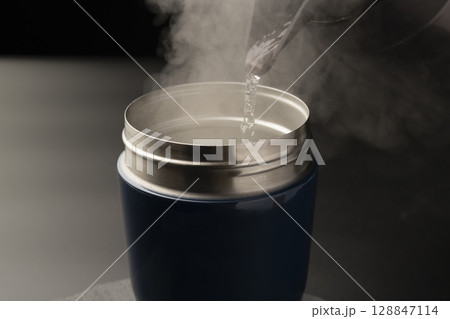 スープジャーに熱湯を入れて温めておく 128847114