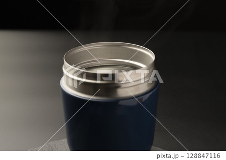 スープジャーに熱湯を入れて温めておく スープジャーに熱湯を入れて温めておく 128847116