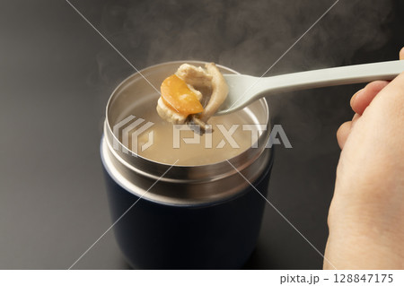 スープジャーに入れた冷めてない温かい味噌汁をスプーンで持ち上げる スープジャーに入れた冷めてない温かい味噌汁をスプーンで持ち上げる 128847175