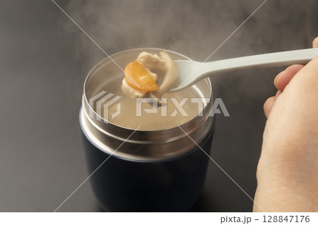 スープジャーに入れた冷めてない温かい味噌汁をスプーンで持ち上げる スープジャーに入れた冷めてない温かい味噌汁をスプーンで持ち上げる 128847176