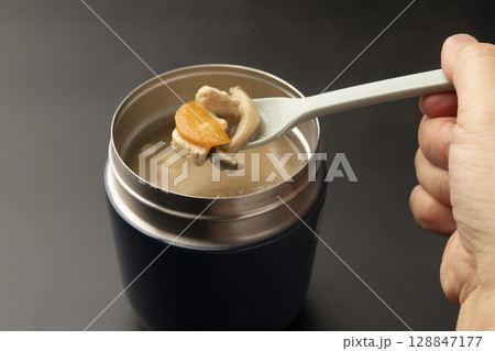 スープジャーに入れた冷めてない温かい味噌汁をスプーンで持ち上げる スープジャーに入れた冷めてない温かい味噌汁をスプーンで持ち上げる 128847177