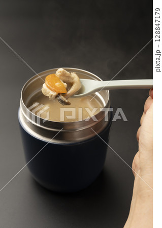スープジャーに入れた冷めてない温かい味噌汁をスプーンで持ち上げる スープジャーに入れた冷めてない温かい味噌汁をスプーンで持ち上げる 128847179
