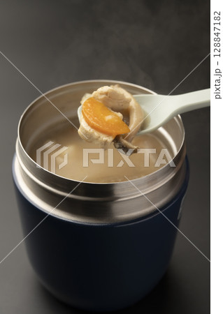 スープジャーに入れた冷めてない温かい味噌汁をスプーンで持ち上げる 128847182