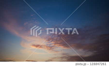 夕日に染まる雲と青い空　フィルム調 128847261