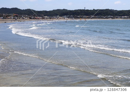 由比ガ浜に寄せる波(神奈川県鎌倉市由比ガ浜) 由比ガ浜に寄せる波(神奈川県鎌倉市由比ガ浜) 128847306