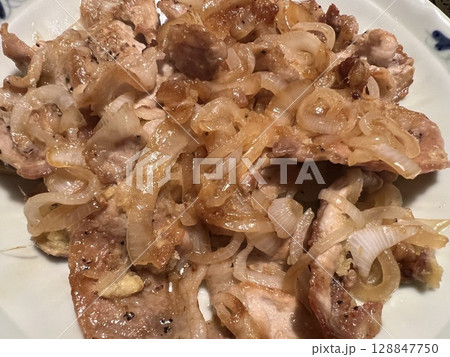 豚肉の生姜焼き・アップ 128847750