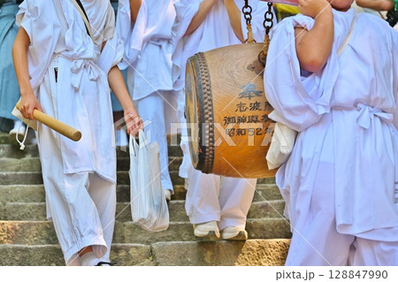 塩竈みなと祭りで塩竈神社を降りる太鼓　宮城 128847990