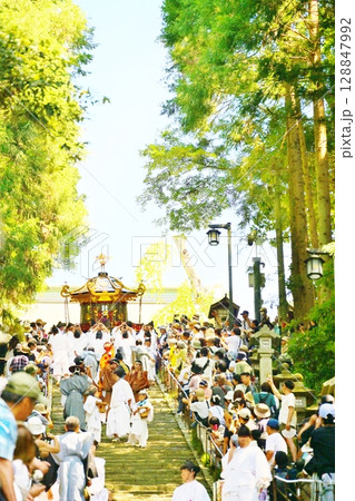 塩竈神社の石段を下りる神輿 宮城 塩竈神社の石段を下りる神輿 宮城 128847992