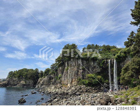 韓国　正房瀑布　海に落ちる滝のある風景 128848301