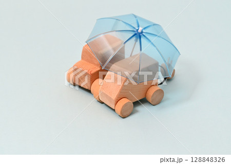 傘と自動車 自動車ローン 保険  車庫イメージ 128848326