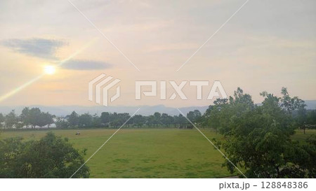 広い公園からの夕焼け空 128848386