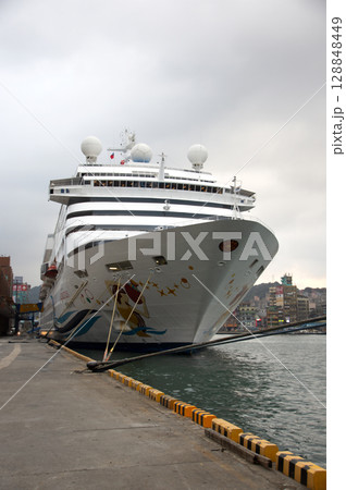 基隆港に停泊中の豪華客船スーパースター・アクエリアス 基隆港に停泊中の豪華客船スーパースター・アクエリアス 128848449