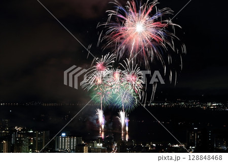 山から見下ろしてみた諏訪湖花火大会 山から見下ろしてみた諏訪湖花火大会 128848468